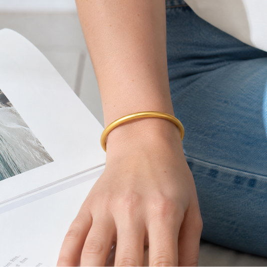 style.webp
Gold-tone sandgold bangle worn on wrist with casual outfit