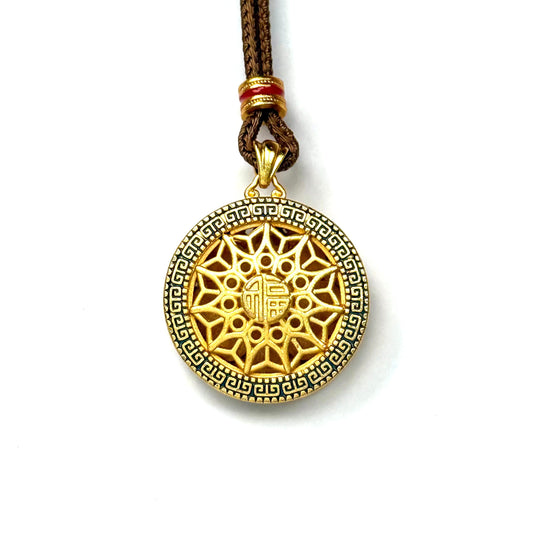 An angled view of a reversible sand gold lattice Hulu talisman necklace, highlighting the dimensional wire weaving and heavy gold rope chain on a white background.